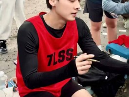 劣迹艺人逆袭千万身家！41岁男星出轨被封杀后转战海外豪赌扑克