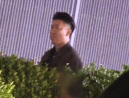 曹云金与神秘女子车内亲昵被拍还在路边草丛小便边解手边吐痰